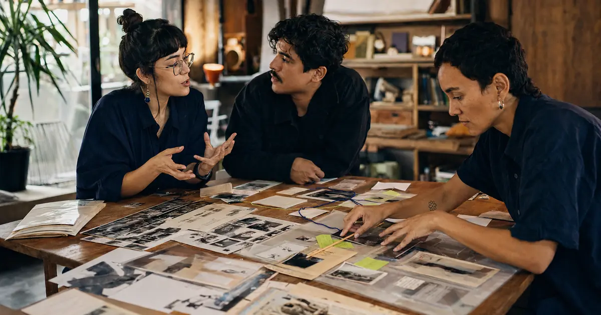 Estrategas sociales escuchan y organizan un archivo físico de conversaciones y señales culturales