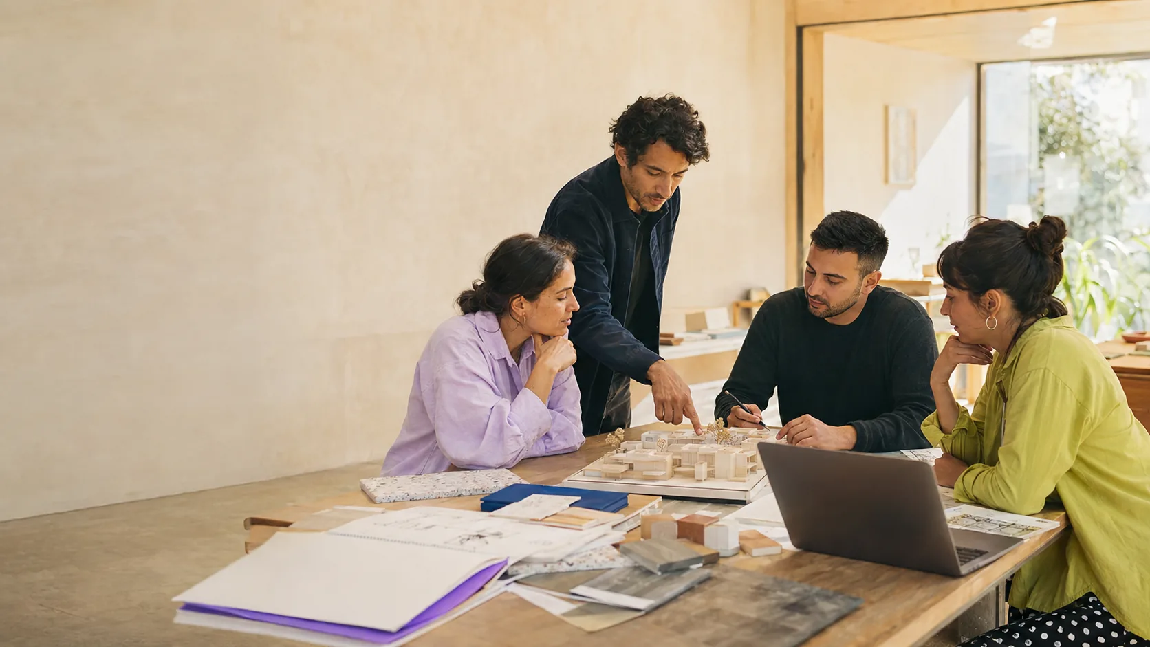 Equipo latinoamericano colaborando en una nueva operación de marketing