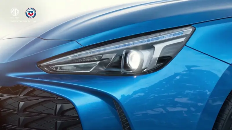Detalle del faro y la carrocería azul del MG3 en un fotograma del comercial
