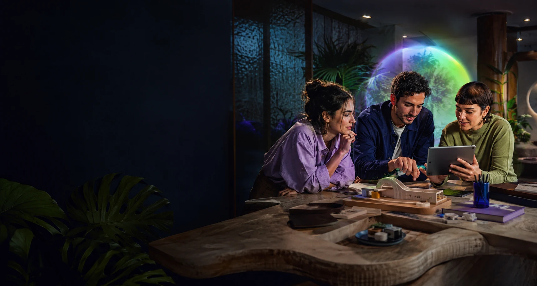 Equipo latinoamericano creando en un estudio donde la inteligencia artificial amplifica su trabajo