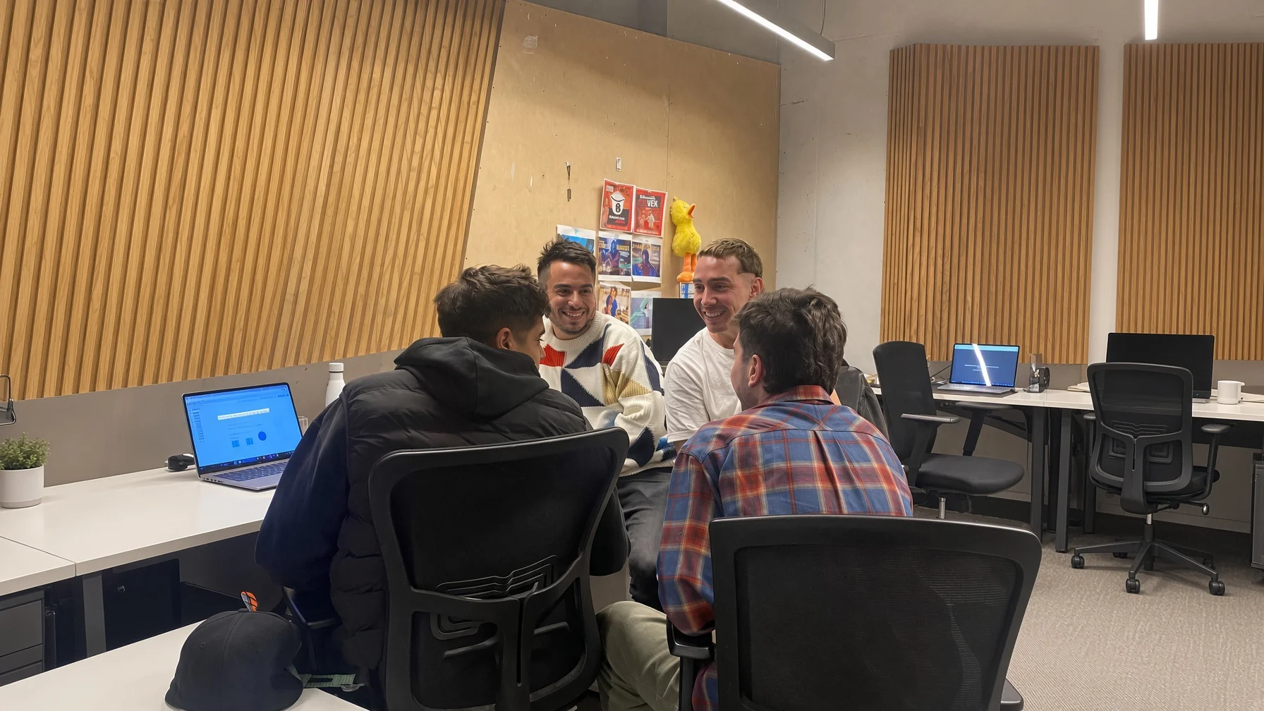 Personas compartiendo una conversación de trabajo en un espacio creativo